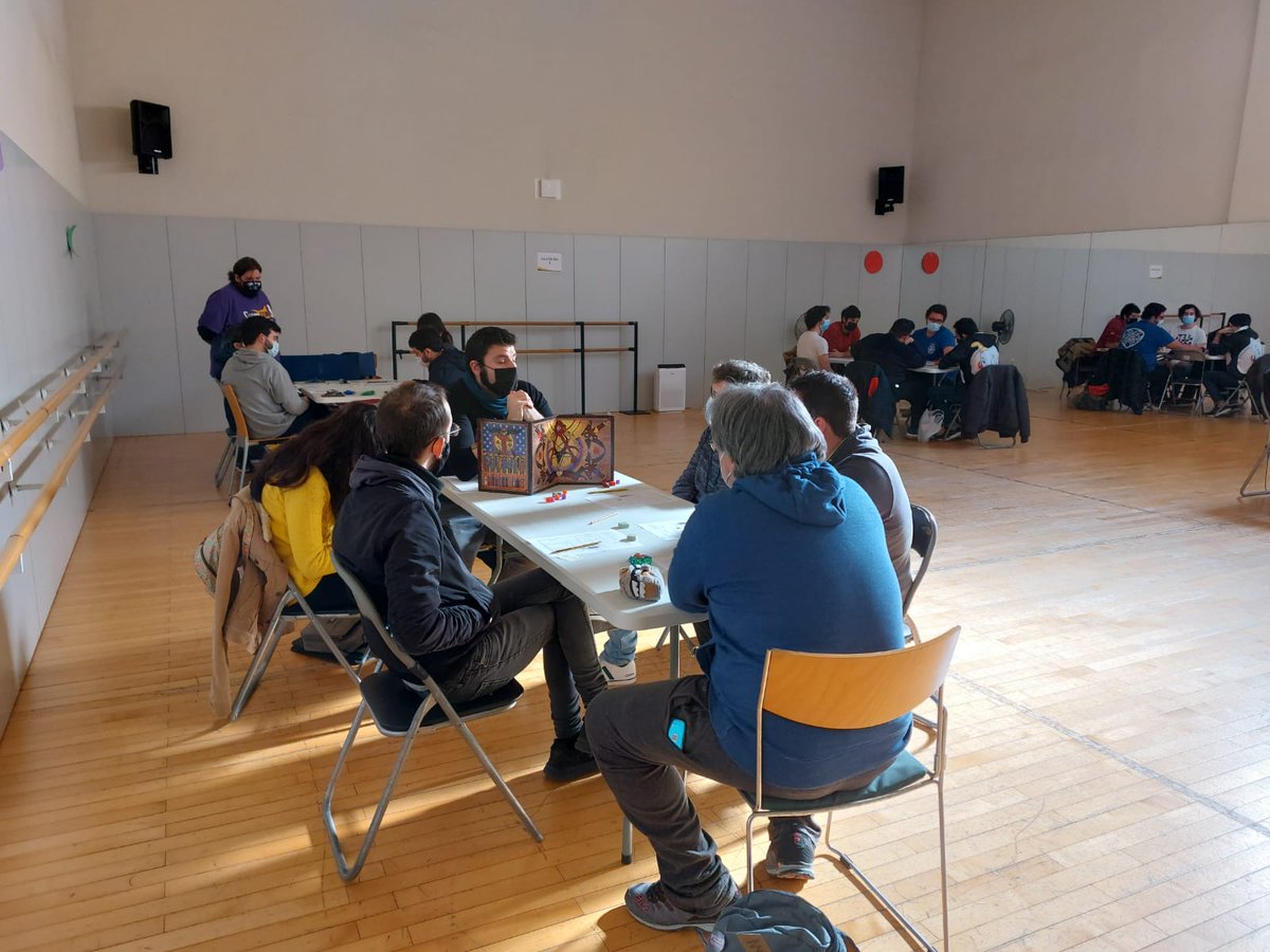 ¡Nuestra Sala 1 de #rol completa!
En primer plano, Pecata Juvenalia, del fantástico 
<a href="/JuanMi_Ferez/">JuanMi Férez</a> de <a href="/GremioJuglares/">Gremio de Juglares</a>.
Detrás, el mago más famoso de <a href="/ajlacomarca/">AJ La Comarca</a>, <a href="/BeladrianWan/">Beladrian</a>, presentando La Torre del Hechicero.
Al fondo, Sendas de Targoda, por el narrador Fernando.
¡GRACIAS!😍