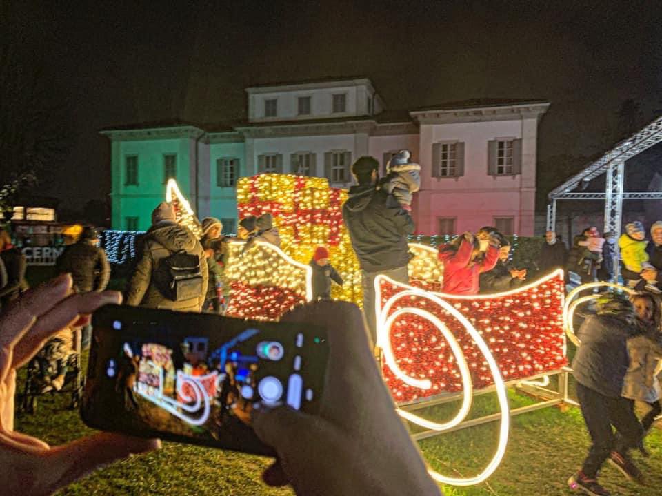 ezack's tweet photo. Atmosfera di Natale attivata ieri sera!
Godiamoci le strade e le piazze di #CernuscosulNaviglio illuminate, sempre con comportamenti responsabili (se è necessario, indossiamo la mascherina) https://t.co/ZZW6H8h5Ef