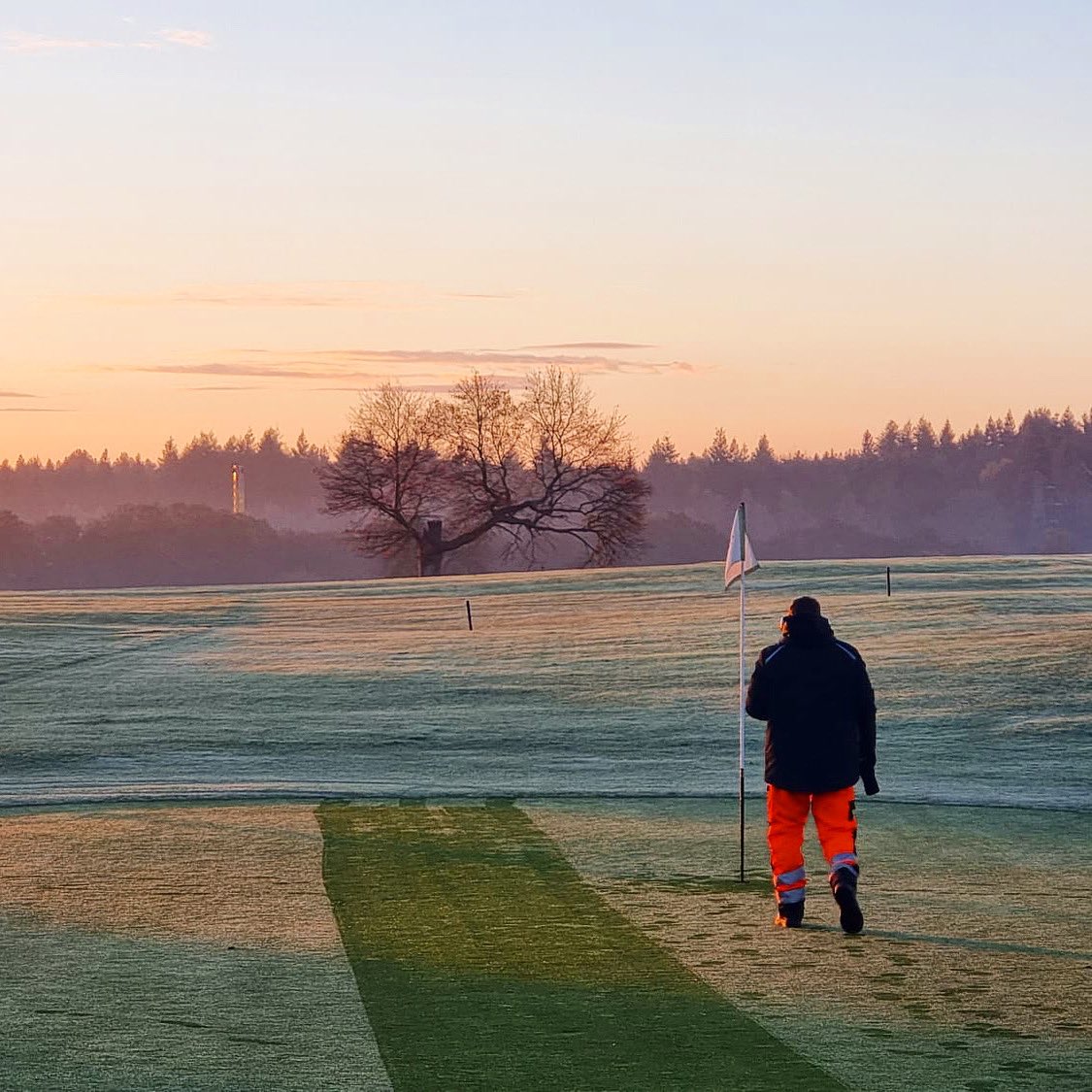 PaultonsGolf's tweet photo. Gloriously golden Sunday morning out on the course at dawn watching the greenkeeping team do their thing. 👌🌅
#greenkeeper #greenkeeperlife #sundaymorningview #hampshirelife #hampshiregolf #paultons #golfcoursemaintenance #golfcourselife #autumngolf #sundaysunrise https://t.co/NP7qqywcvK