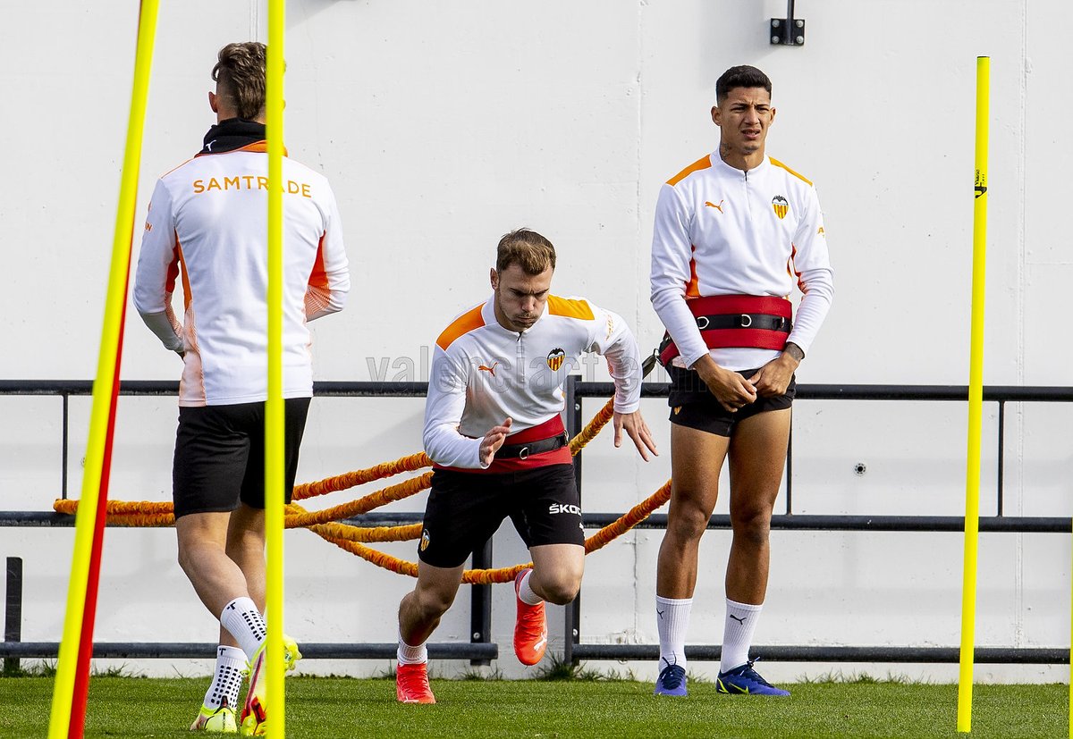 valenciacf's tweet photo. Sin descanso 💪

🔛 Trabajando al 100x100 para preparar el partido del próximo jueves ante el @cdutrillas1958 

#ADNVCF 🦇 https://t.co/rY6I6S8zrx