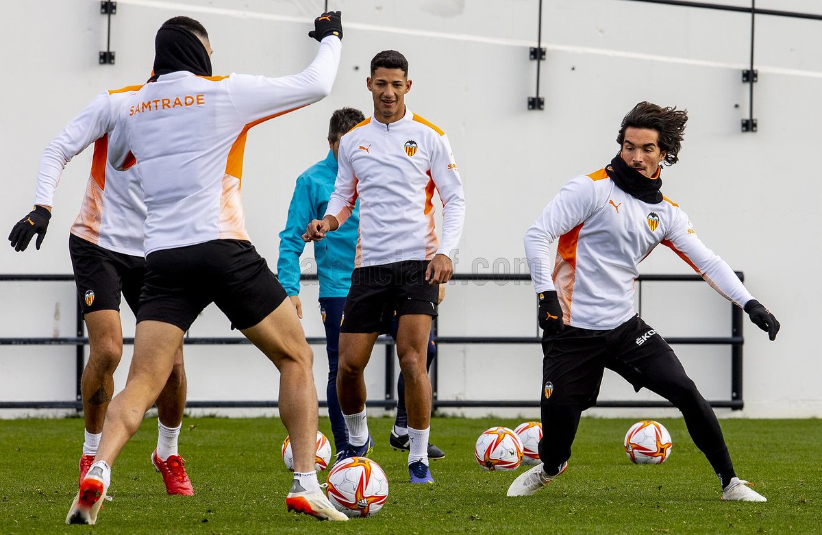 valenciacf's tweet photo. Sin descanso 💪

🔛 Trabajando al 100x100 para preparar el partido del próximo jueves ante el @cdutrillas1958 

#ADNVCF 🦇 https://t.co/rY6I6S8zrx