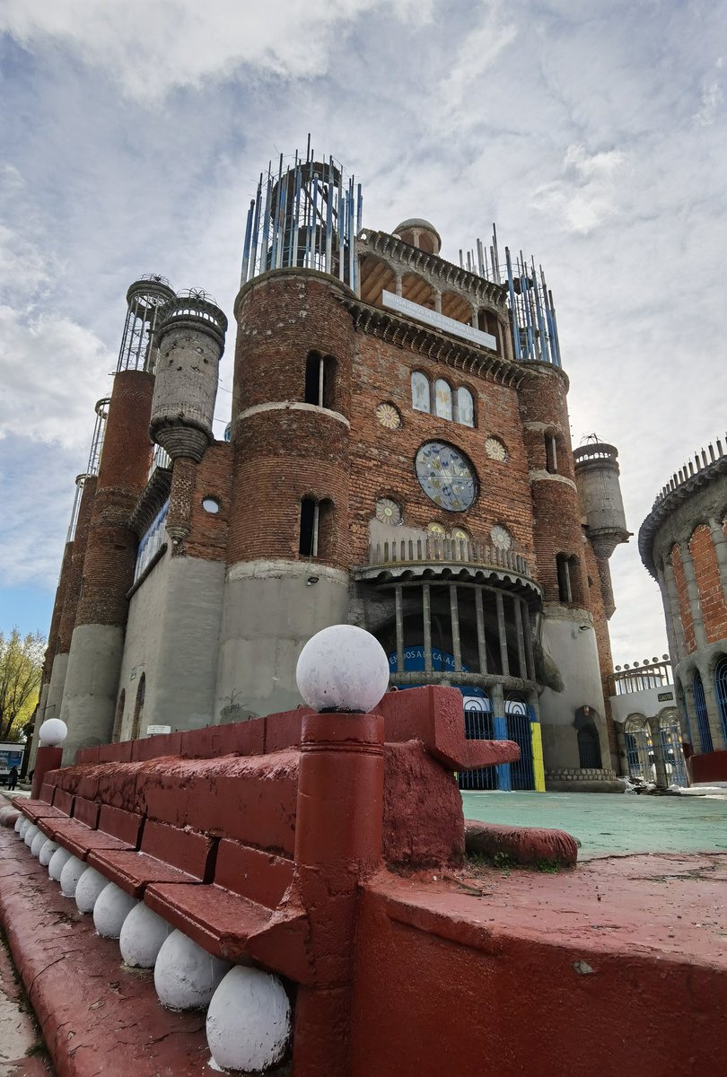 SecretosdeMadri's tweet photo. Que pena 💔 precisamente hoy he venido a Mejorada del Campo a conocer la Catedral de Justo y nos acabamos de enterar del fallecimiento de Justo Gallego, a los 96 años de edad. Él levantó sólo este templo con sus manos. DEP Justo.
#madrid https://t.co/4pQ46mfkTF