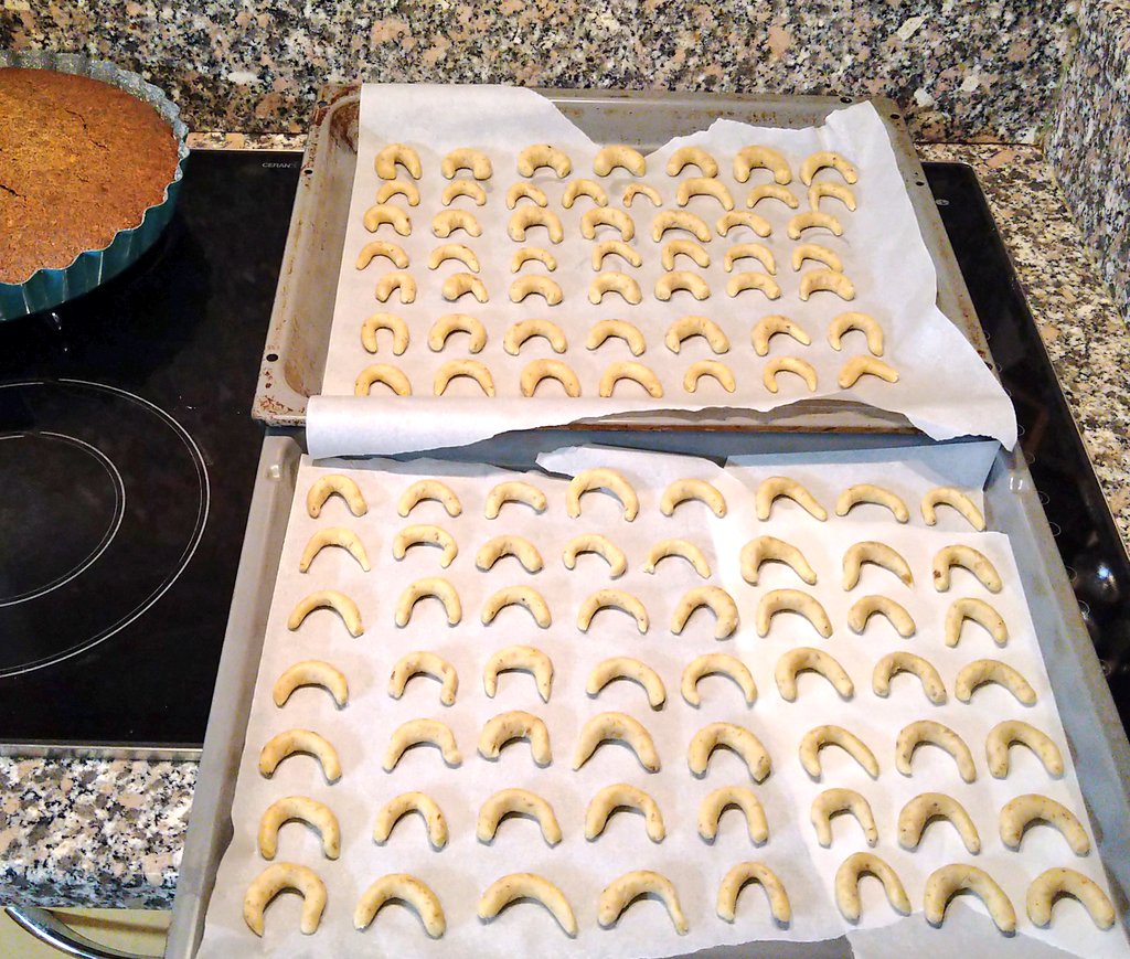 BakingCooking's tweet image. More #Christmasbaking in progress as it snows outside #HappySunday 👩🏻‍🍳🎅😋🎄🦌❄️ Vanilla mini rolls #cookies #baking #ChristmasCountdown #Cooking #FirstAdvent #advent #christmasiscoming #vanilla #delicious #Food #foodphotography #foodie #homemade