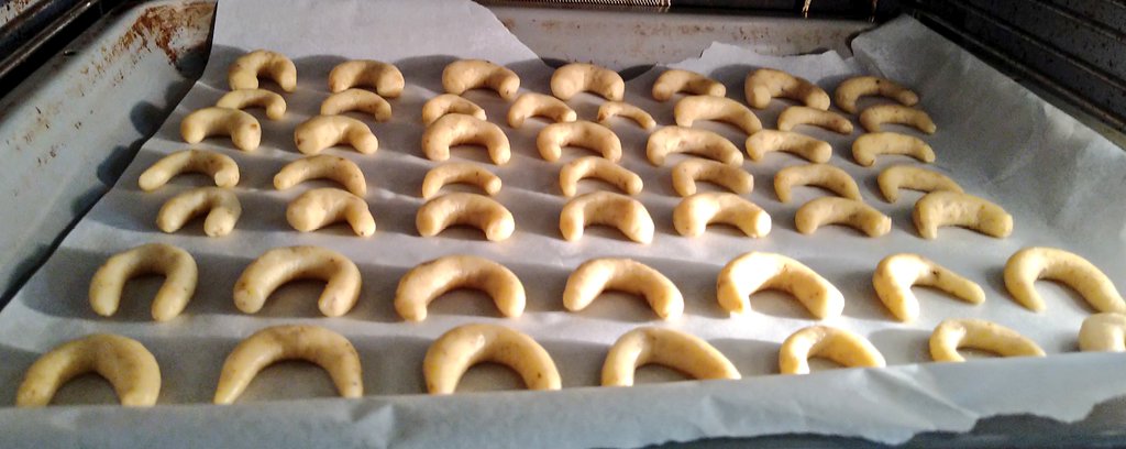 BakingCooking's tweet image. More #Christmasbaking in progress as it snows outside #HappySunday 👩🏻‍🍳🎅😋🎄🦌❄️ Vanilla mini rolls #cookies #baking #ChristmasCountdown #Cooking #FirstAdvent #advent #christmasiscoming #vanilla #delicious #Food #foodphotography #foodie #homemade