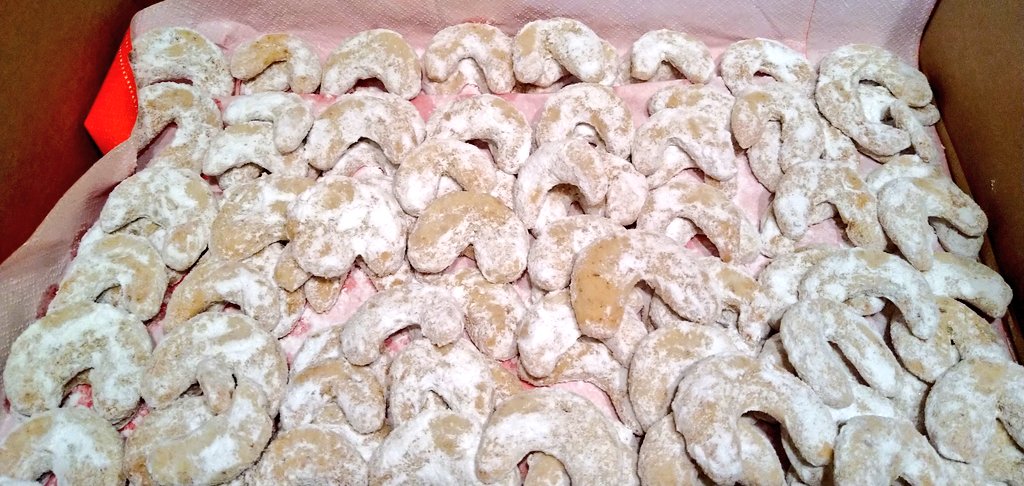 BakingCooking's tweet image. More #Christmasbaking in progress as it snows outside #HappySunday 👩🏻‍🍳🎅😋🎄🦌❄️ Vanilla mini rolls #cookies #baking #ChristmasCountdown #Cooking #FirstAdvent #advent #christmasiscoming #vanilla #delicious #Food #foodphotography #foodie #homemade