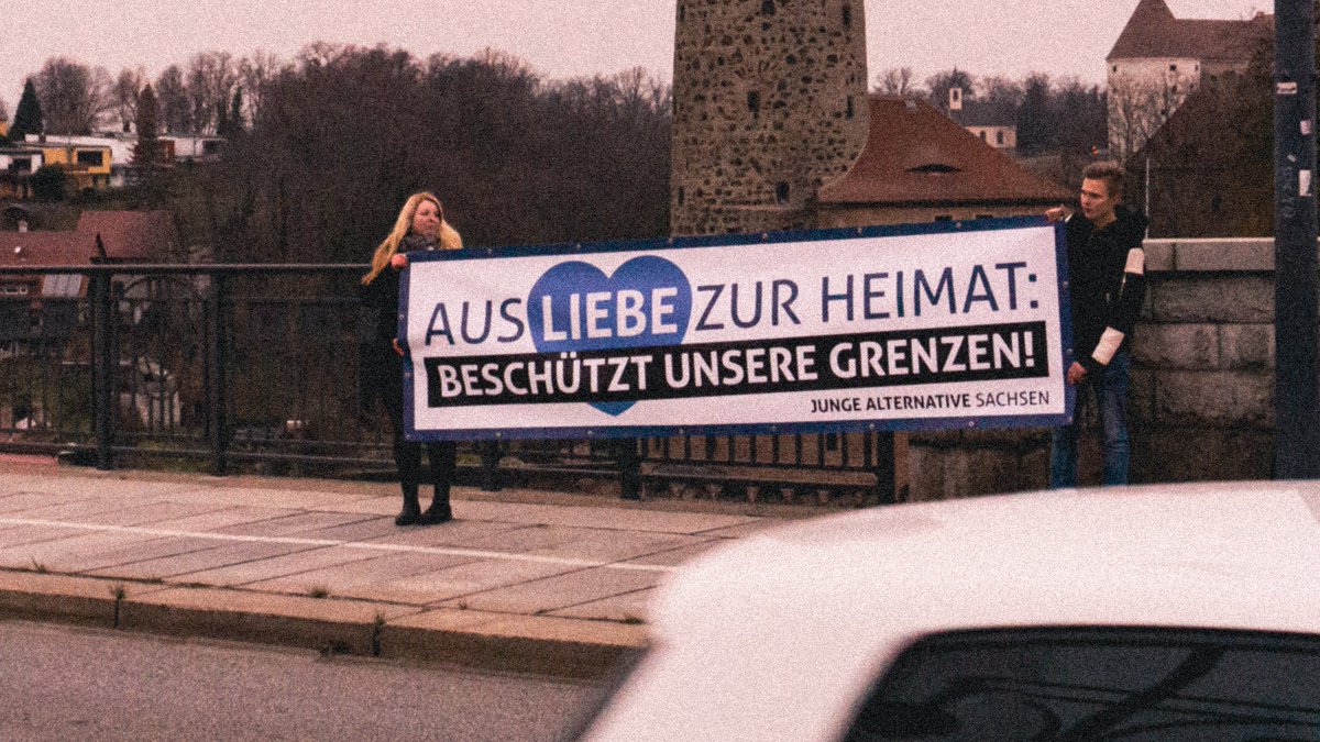 JA_Oberlausitz's tweet photo. Friedensbrücke, Bautzen:
"Aus Liebe zur Heimat: Beschützt unsere Grenzen!" https://t.co/zilVvqEjGK