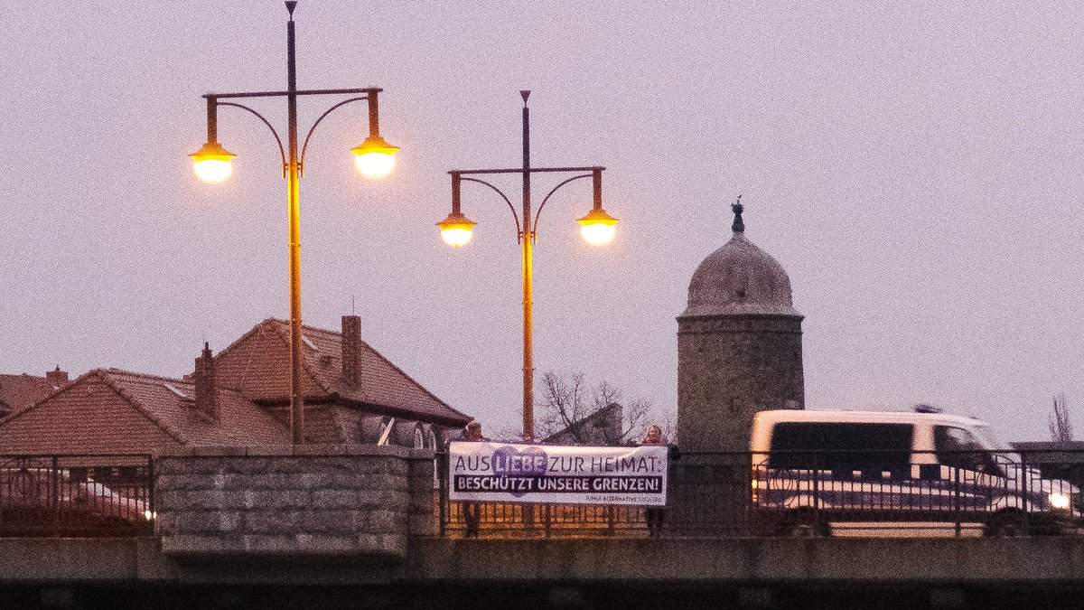 JA_Oberlausitz's tweet photo. Friedensbrücke, Bautzen:
"Aus Liebe zur Heimat: Beschützt unsere Grenzen!" https://t.co/zilVvqEjGK