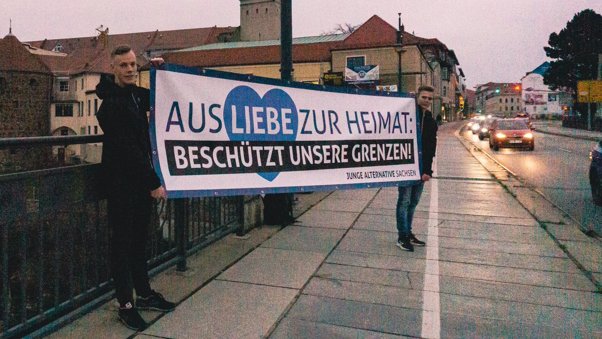 JA_Oberlausitz's tweet photo. Friedensbrücke, Bautzen:
"Aus Liebe zur Heimat: Beschützt unsere Grenzen!" https://t.co/zilVvqEjGK