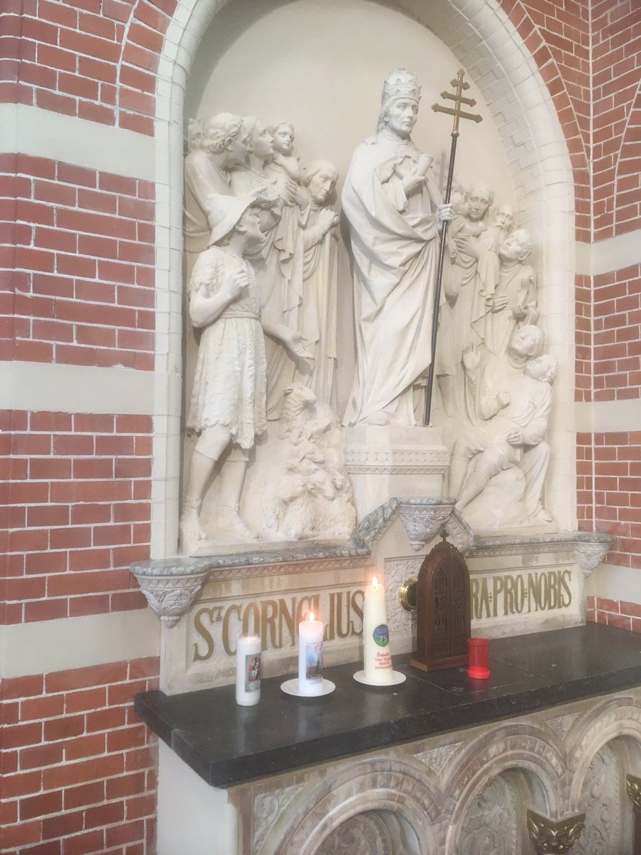 CorneliusLimmen's tweet photo. Tijdens de vieringen brandt er een kaars van de parochie uit Wormerveer (liturgisch meubilair) en de parochie uit Koog aan de Zaan (kerkbanken) bij ons Corneliusaltaar. Dit alles als teken van dankbaarheid en verbondenheid met deze parochiegemeenschappen. https://t.co/1Hr47IO1DH