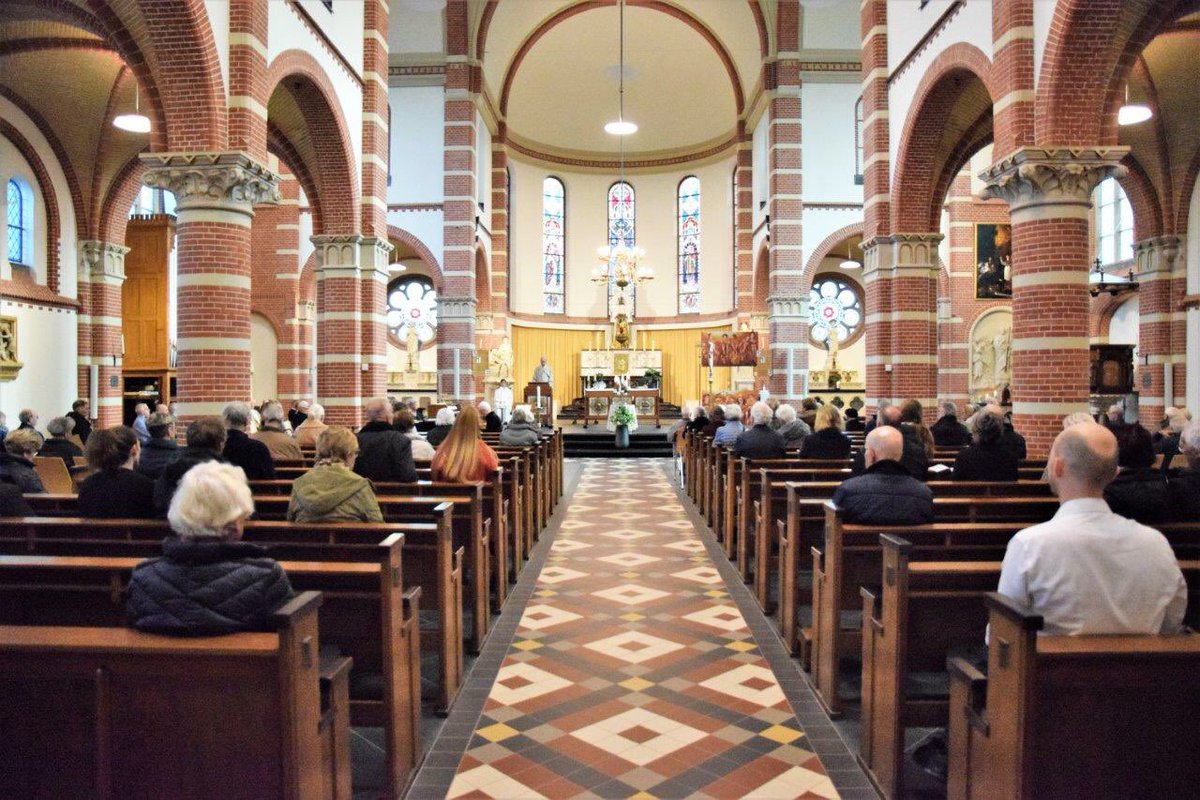 CorneliusLimmen's tweet photo. Tijdens de vieringen brandt er een kaars van de parochie uit Wormerveer (liturgisch meubilair) en de parochie uit Koog aan de Zaan (kerkbanken) bij ons Corneliusaltaar. Dit alles als teken van dankbaarheid en verbondenheid met deze parochiegemeenschappen. https://t.co/1Hr47IO1DH