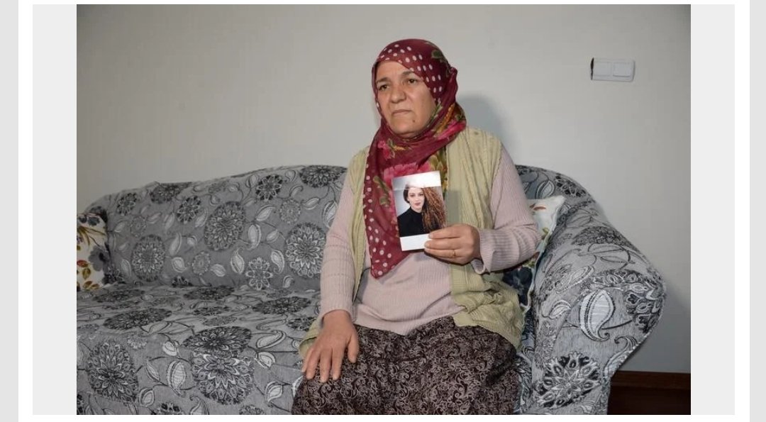 Arkadaşlar sizden ricam olacak. 22 yaşındaki bir kadın kayboldu. 18 gün oldu. Kübra Ekin nerede demeyecek misiniz? Hayalleri, yapacakları yarıda kalmasın. Lütfen Kübra Ekin için ses olun ve 1 tweet de siz atın. Sadece Kübra Ekin nerede diye soru sorun..
#KübraEkinNerede