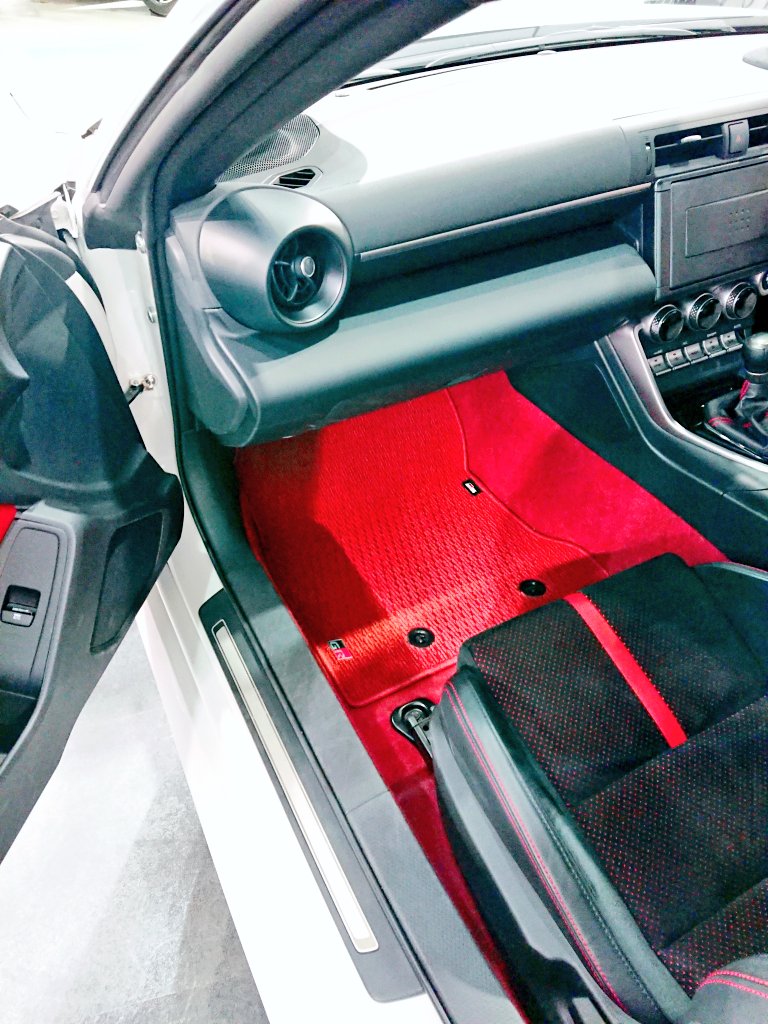 hirochantaaaaa's tweet photo. GR86展示車(inお台場パレットタウン)

RZブラック×レッド車内

赤じゅうたん🎶

#86style 
#86stylewithbrz 
#TOYOTA86
#86BRZ
#BRZ 
#GR86
#ZN8 https://t.co/dbosWlFOd8