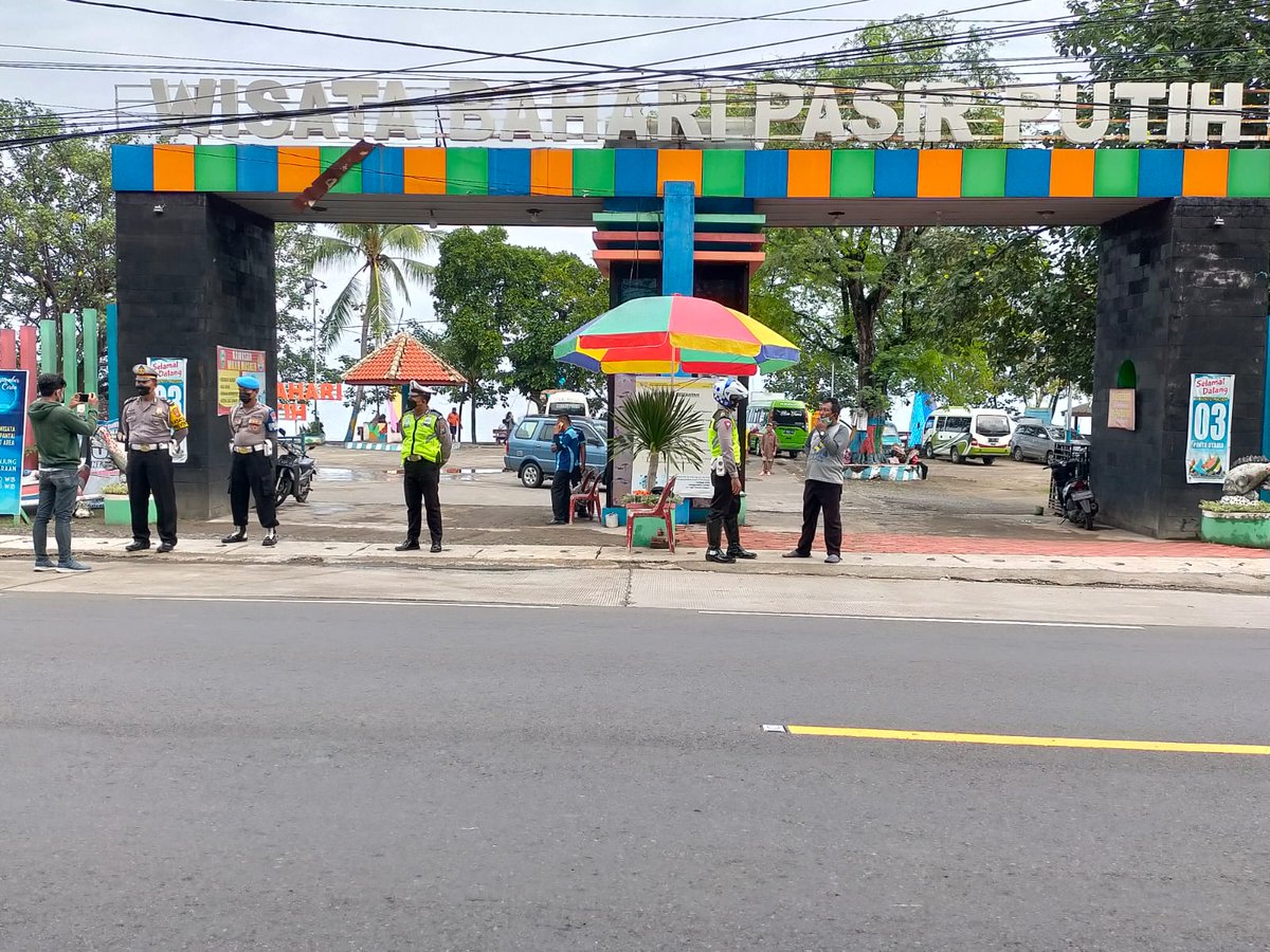 LantasSitubondo's tweet photo. Patroli dan gatur lalin di obyek wisata Pantai Pasir Putih Situbondo. 
Arus lalu lintas lancar. 
#opszebra2021
#ntmcpolri
#rtmcjatim
#polripresisi
@pidressitubondo 
@RTMCJatim https://t.co/WnLiLpUVkN