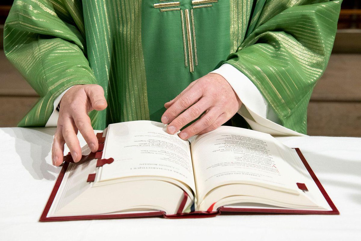 LaCroix's tweet photo. Dès ce dimanche 28 novembre, la nouvelle traduction du Missel entrera en vigueur. Diocèses et paroisses multiplient les formations pour aider les catholiques à se l’approprier.
https://t.co/9eYyh0WkeC https://t.co/zFic0Ht9a5