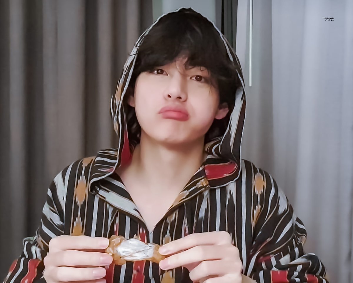 sawok_2minn's tweet photo. #taehyung #bts บอกว่าขายังไม่ดีขึ้นเลยยังคงทำกายภาพบำบัดและพยายามห้ามใจไม่ให้กระโดดมากเกินไป แต่มันเป็นไปไม่ได้ โดยเฉพาะในช่วง "IDOL"วีบอกว่าจะพยายามยับยั้งตัวเองและไม่กระโดดไปมามากในวันพรุ่งนี้วีสัญญาว่าจะพยายามทำให้ทัวร์คอนเสิร์ต #PTD_ON_STAGE_LA เสร็จสมบูรณ์โดยไม่ได้รับบาดเจ็บ https://t.co/s3nZJ63UPm
