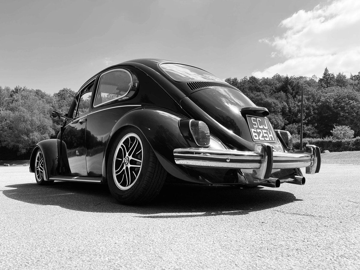 The bug #volkswagen @VW #volkswagenbeetle #rothfink #classiccar #airride #limebug #evaresto