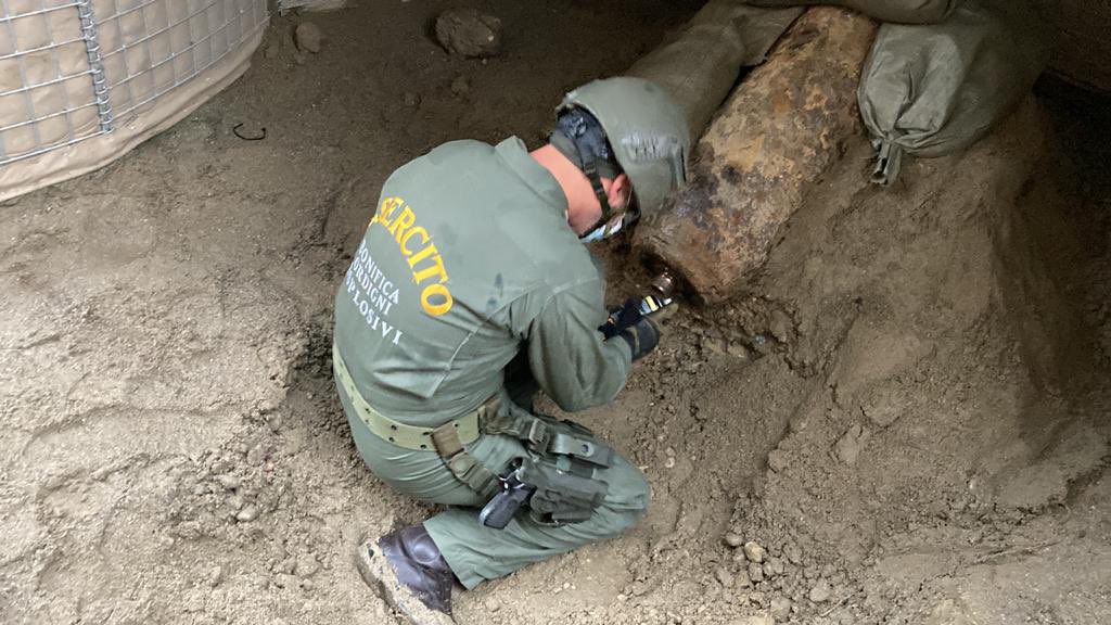 Esercito's tweet photo. Team di #artificieri dell’#Esercito hanno iniziato questa mattina le operazioni di disinnesco di due #ordigni da circa 500 libbre ciascuno, risalenti al 2° conflitto mondiale e rinvenuti a Segrate (MI) e a San Clemente (Rimini). Buon lavoro ragazzi!
#EsercitodegliItaliani https://t.co/C34AH1WGV8