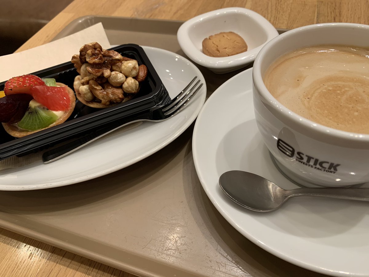 Uminifuruyuki's tweet photo. フルーツとナッツのタルト♡
ナッツの方はゴマクリームΣ(ﾟωﾟﾉ)ﾉ
めっちゃくちゃ(　ﾟдﾟ)ﾝﾏｯ!
 #タルト  #フルーツタルト  #ナッツタルト  #アイスなかったけど  #幸せ  #sweetsFactory https://t.co/fn7gVV4CCG