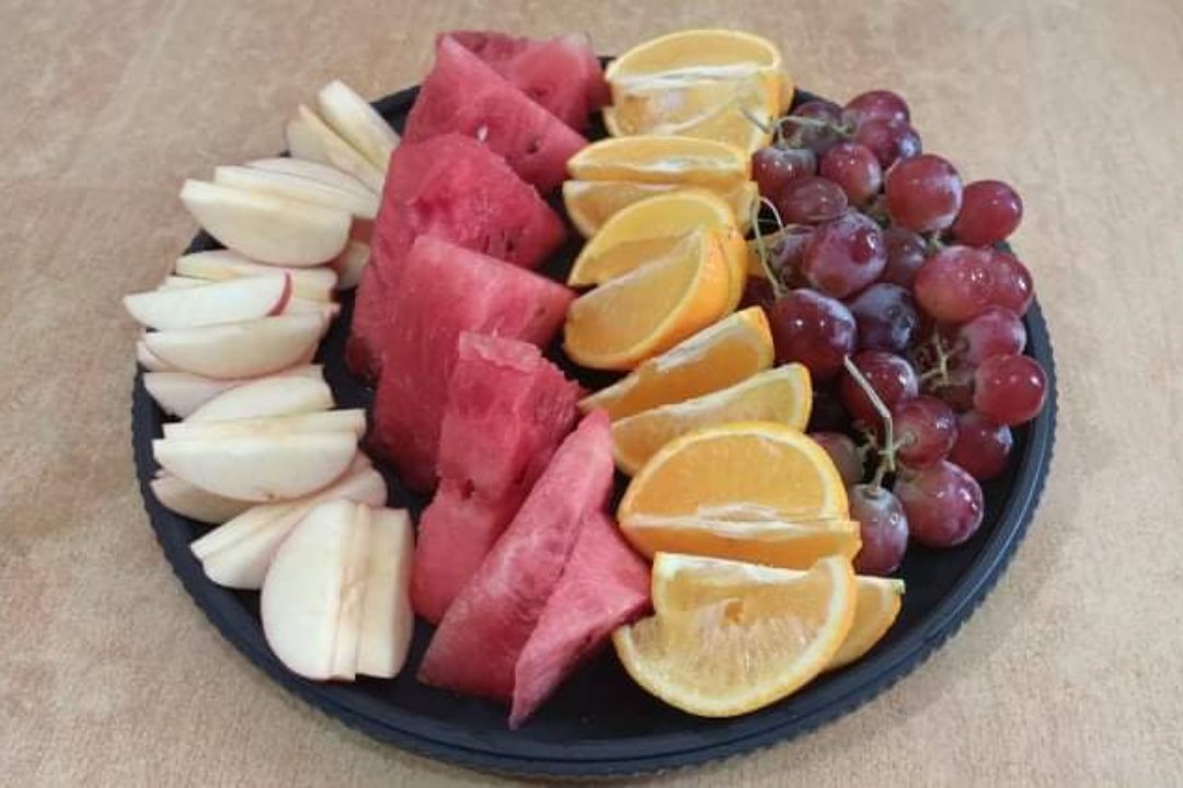 monaquism's tweet image. When your husband is craving for fruit salad but you have to teach the kiddos to eat fresh fruits at the same time. 😄🍎🍊🍉🍇😋
.
#fruitplatter #healthieroption #eathealthy #livingwithboys #housequismundo #monaquism