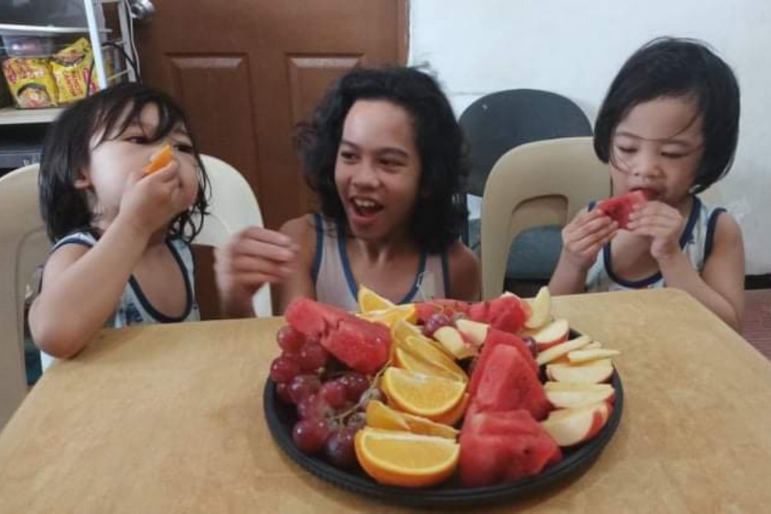 monaquism's tweet image. When your husband is craving for fruit salad but you have to teach the kiddos to eat fresh fruits at the same time. 😄🍎🍊🍉🍇😋
.
#fruitplatter #healthieroption #eathealthy #livingwithboys #housequismundo #monaquism