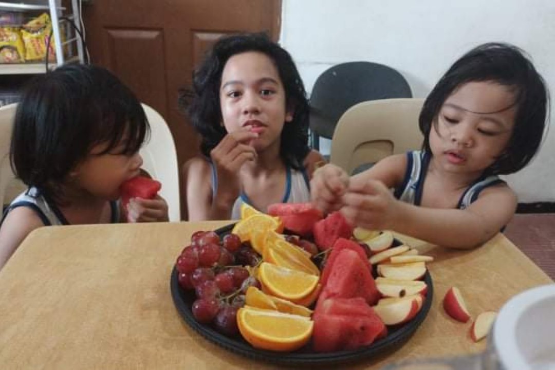 monaquism's tweet image. When your husband is craving for fruit salad but you have to teach the kiddos to eat fresh fruits at the same time. 😄🍎🍊🍉🍇😋
.
#fruitplatter #healthieroption #eathealthy #livingwithboys #housequismundo #monaquism
