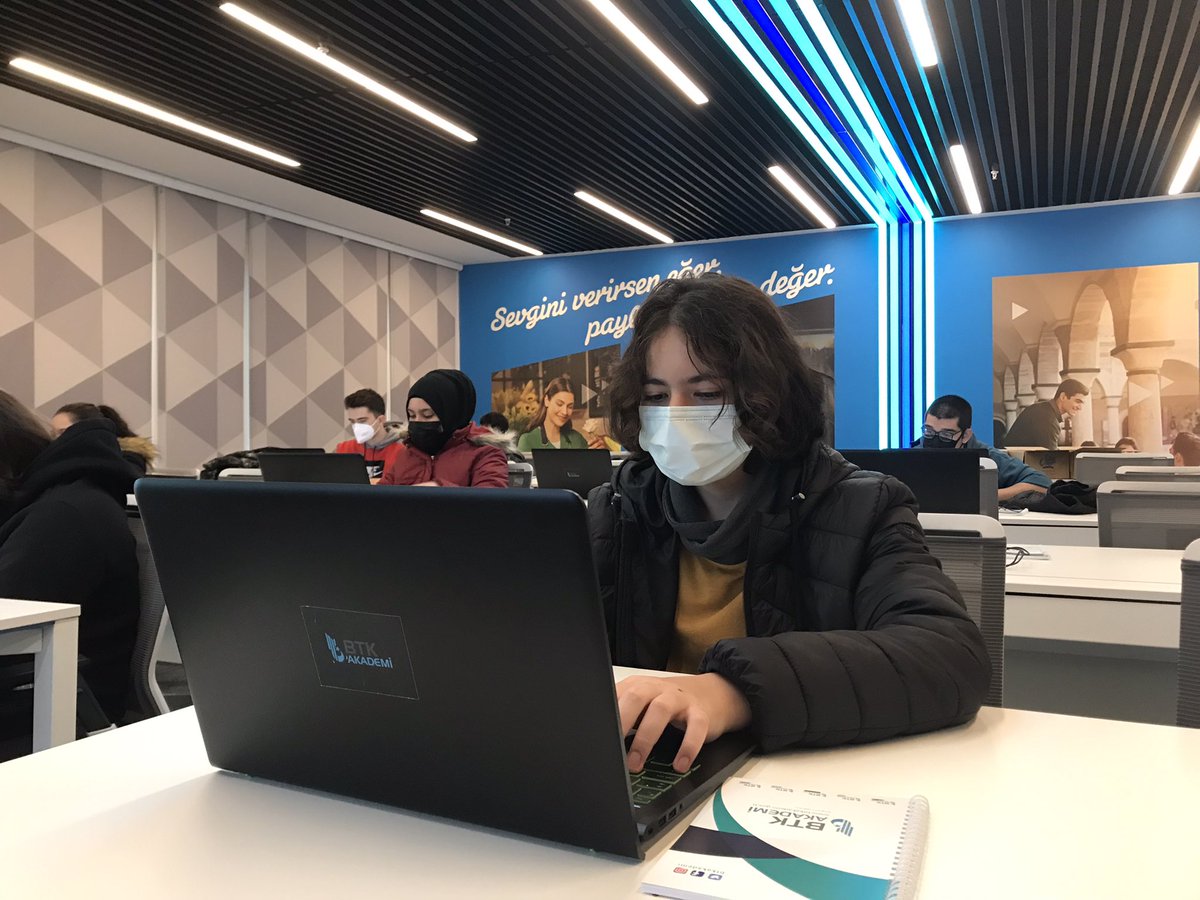 BTKAkademi's tweet image. Lise öğrencilerine yönelik “Python Programlama” eğitimi başladı.👍🏻😎
6️⃣ hafta sürecek eğitimde gençlerimiz teorik bilgilerin yanı sıra pratik uygulamalarla deneyim kazanacak.✅👨🏻💻👩🏻💻
#MilliTeknolojiHamlesi #pythonprogramlama