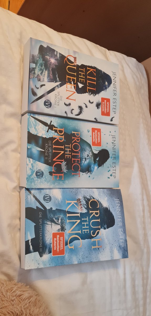 NyalaChan's tweet photo. Happy Birthday to me 🥳😊 #KilltheQueen #ProtectthePrince #CrushtheKing #splitterkrone @Jennifer_Estep #books #booktwt https://t.co/MUSg7ANYc1