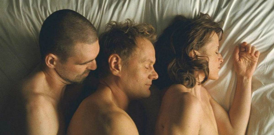 filmhafizasi's tweet photo. #GününFilmi yönetmen Tom Tykwer’in Berlin’de yaşayan evli bir çiftin aynı adama aşık oluşunu anlatan moden bir -ménage a trois- hikayesi 3 (2010) 

Tanıtım ve fragman👉 https://t.co/xQY8BMhSnT

#drei #tomtykwer #sophierois #sebastianschipper #devidstriesow #filmhafızası https://t.co/JkH2ZnaWKW