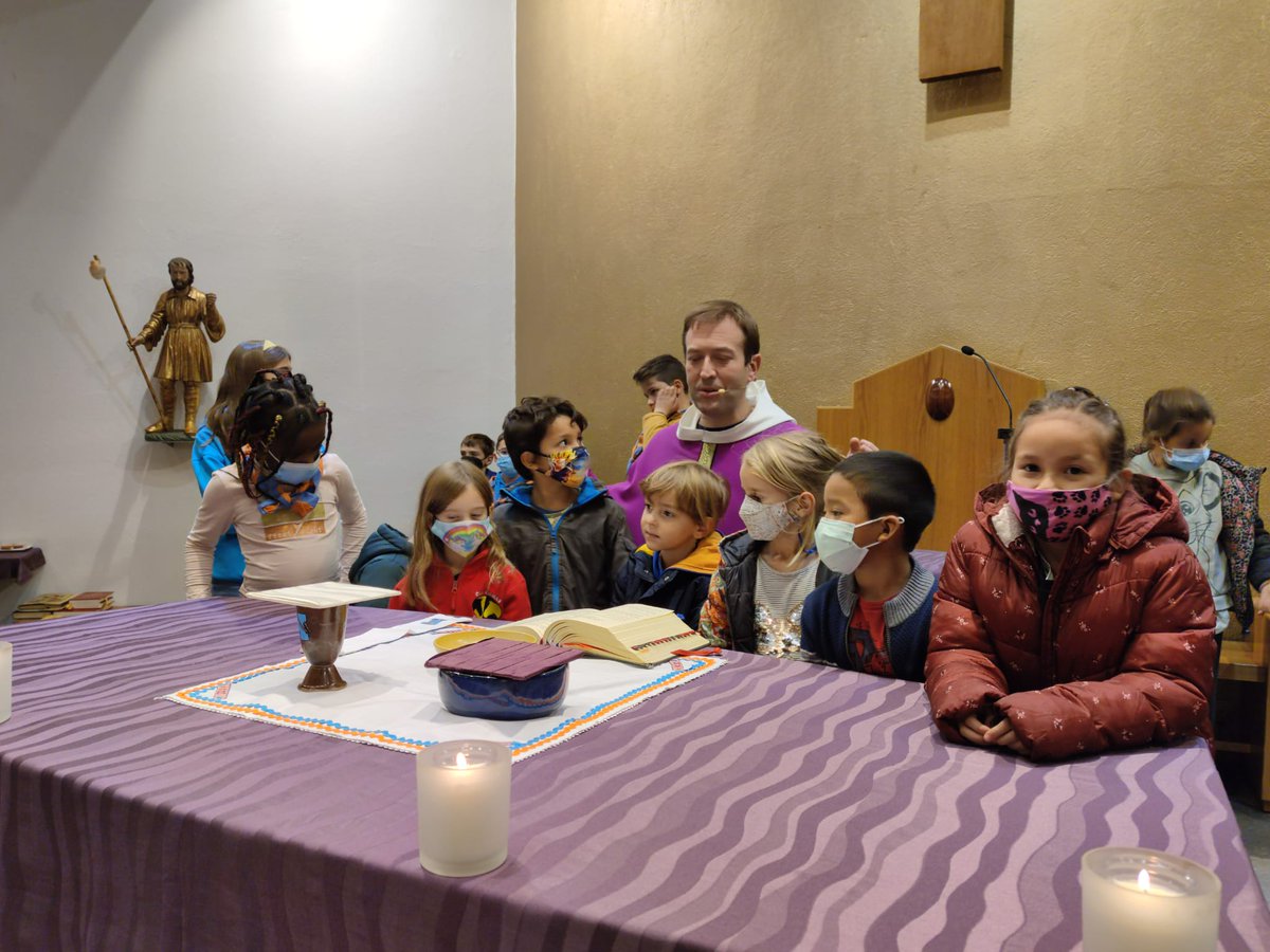 santjaumedesalt's tweet photo. Ahir vam iniciar el temps d'advent amb els #kids. Vam beneir i encendre el primer ciri de la corona, vam explicar Maria amb la imatge de la MD de l'advent i els #minikids van pujar a l'altar per primera vegada!! https://t.co/SZi4xyfMly
