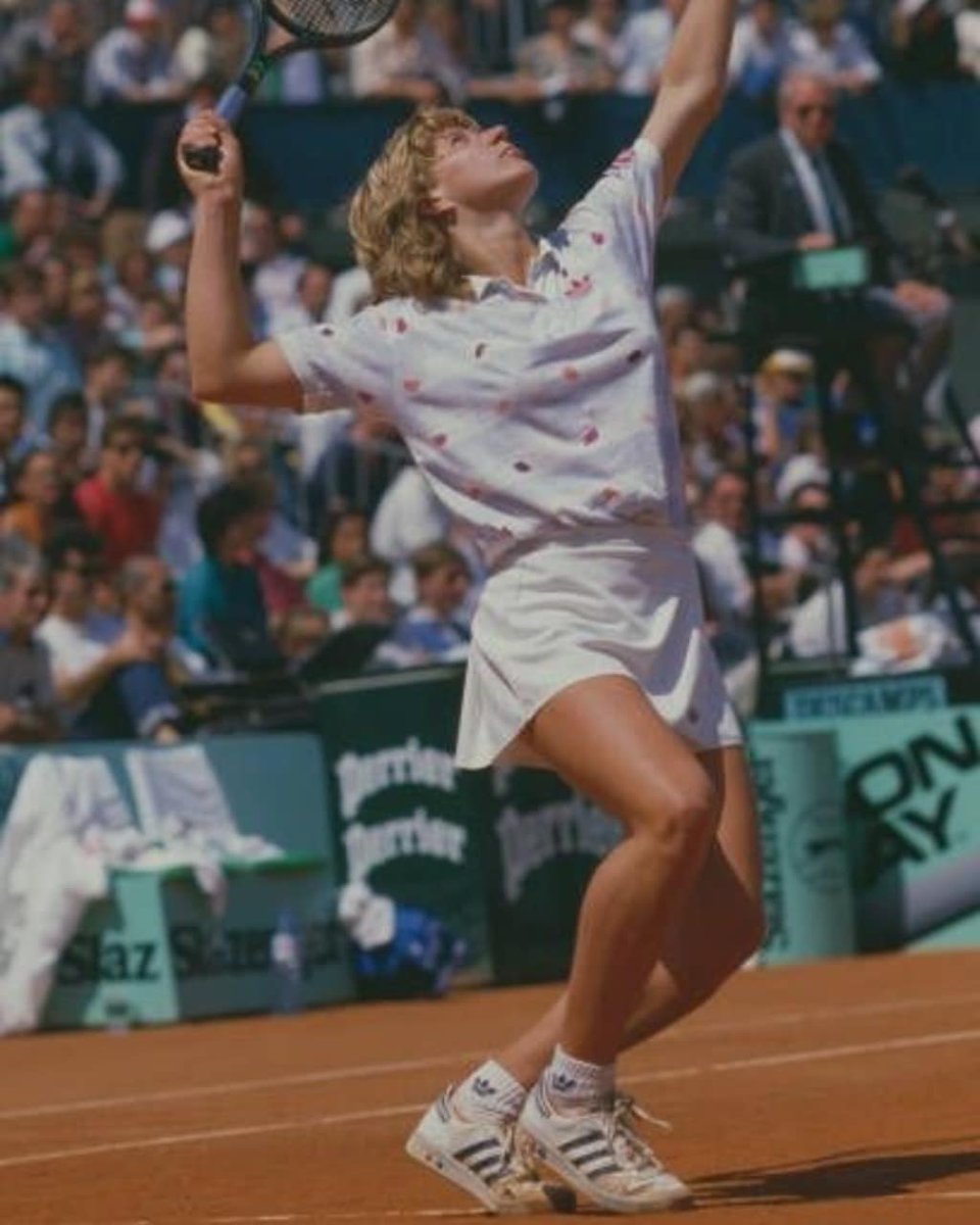 DIEHARDADIDAS's tweet photo. Steffanie Maria Graf atau Steffi Graf adalah seorang petenis ternama asal Jerman yang lahir pada 14 Juni 1969.
diehard people ada yang tau sepatu adidas apa yang dipakai oleh Steffi Graf ini?
#Diehardadidasfan #adidas #adidasoriginals #3foil #3foil_id #steffigraf #tenniis https://t.co/JrYqsQiUfV