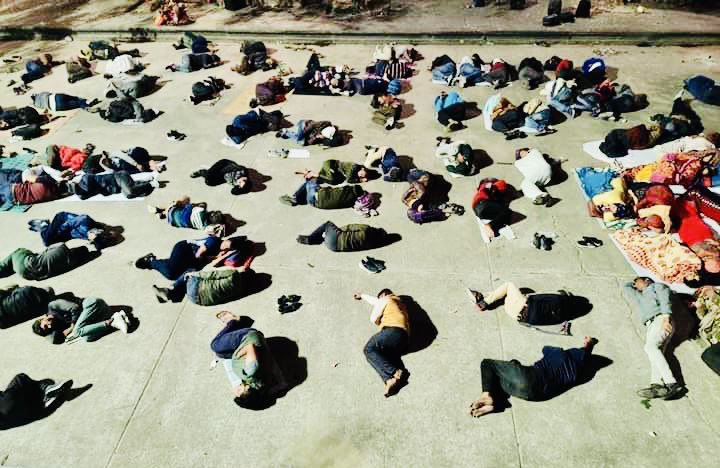 कड़कड़ाती ठंढ में रात ऐसे गुजारनी पड़े
और सुबह पता चले कि परीक्षा ही रद्द हो गयी है !