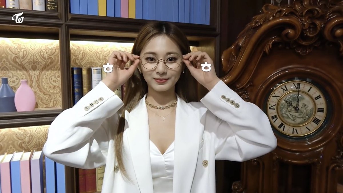 tzusarchive's tweet image. i present to you another tzuyu with specs