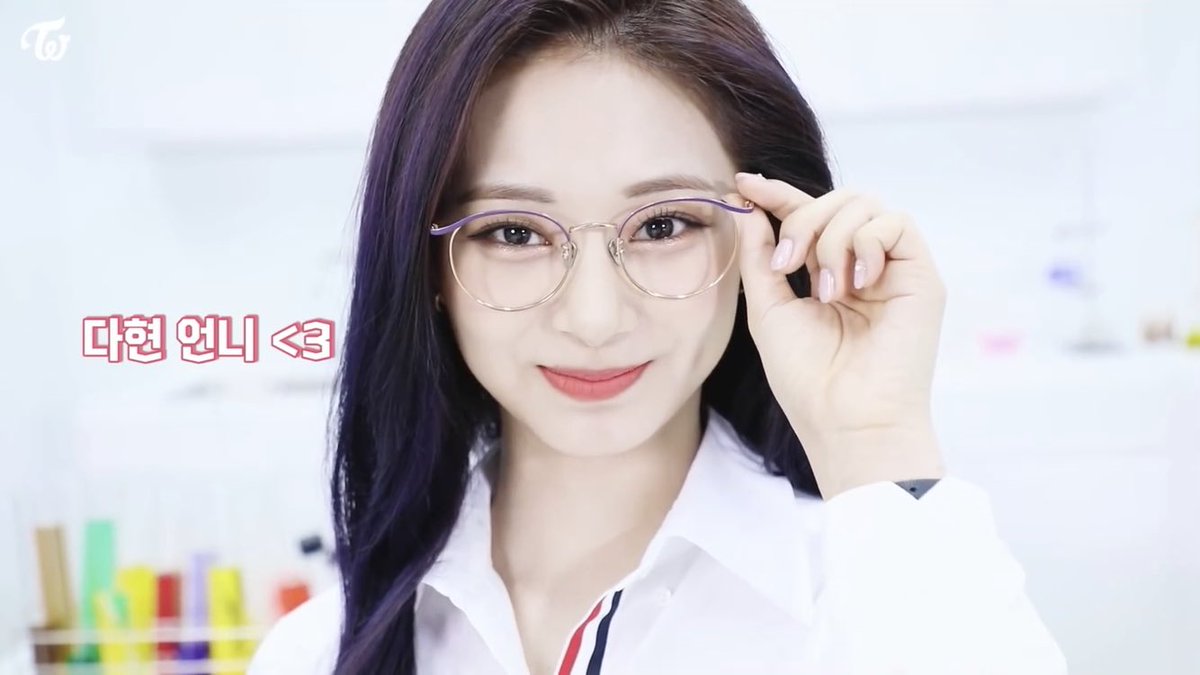 tzusarchive's tweet image. i present to you another tzuyu with specs