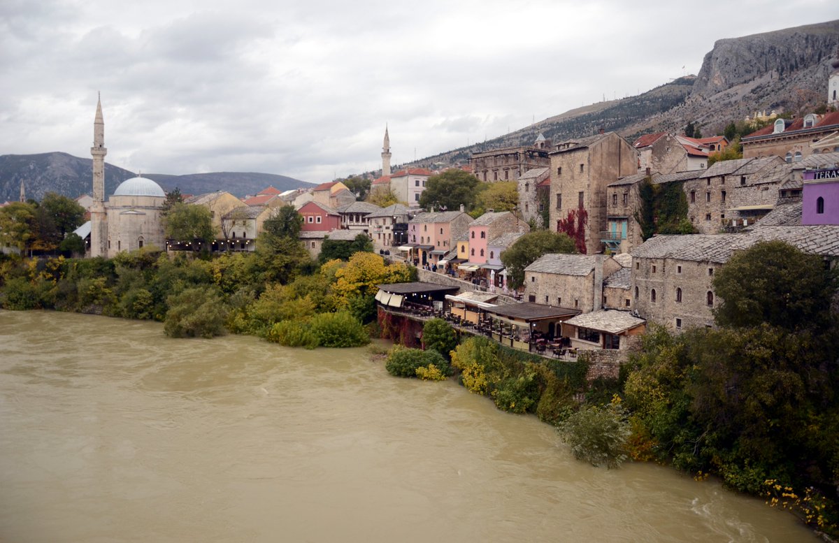 Kültür ırmağımdan bir şanlı yaprak
Bu köprüye taştan bir kemer oymuş
Neretva sularına her tanrı günü
Bu hilal kemerin aksi vururmuş

Dört buçuk asırdır Mostar Köprüsü
Mostar'ı süsleyen motifim olmuş
Bağrını açmış ta suyun üstünde
Bosna'ya doğru selama durmuş

#MostarKöprüsü