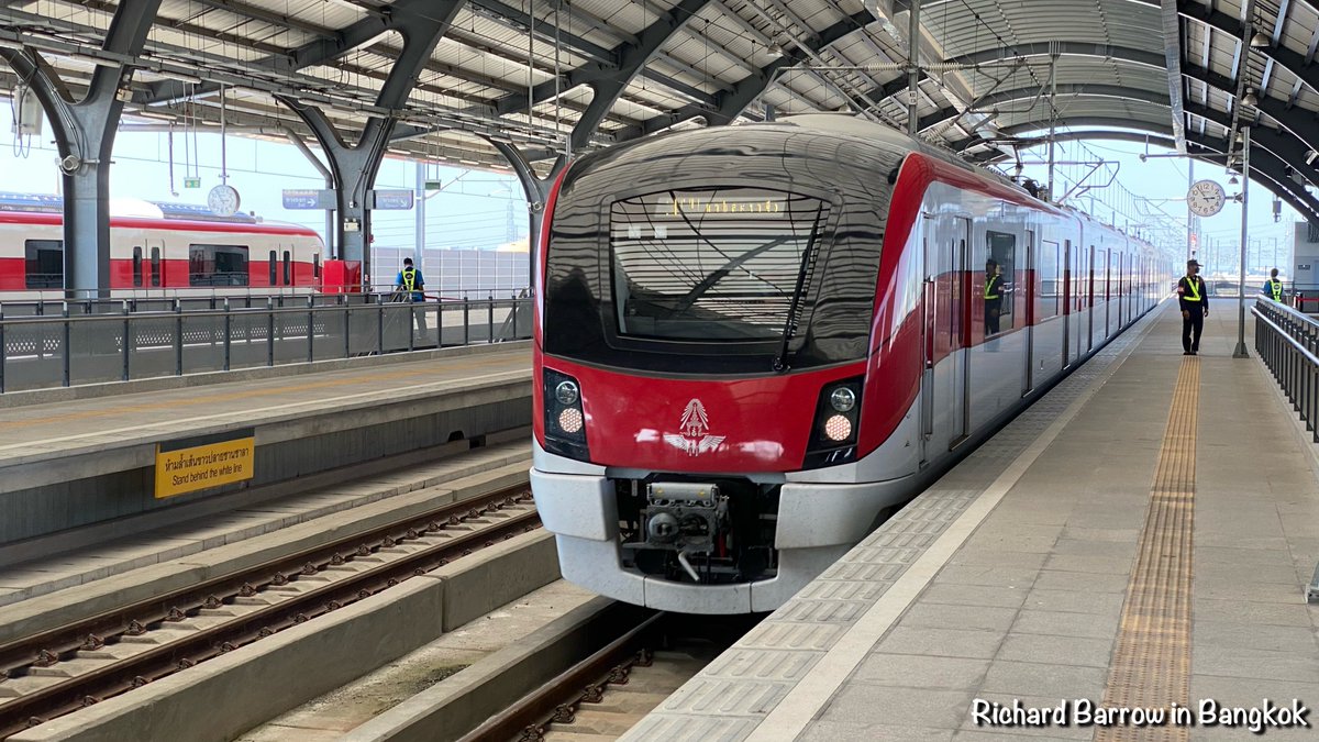 RichardBarrow's tweet photo. This afternoon I rode the new Red Line commuter train in #Bangkok. There are two lines so far that operate out of Bang Sue Grand Station. One to Taling Chan and the other to Rangsit. Most of the line is elevated as it leaves the city and so some great views #รถไฟไทย #thaitrain https://t.co/l9x8a0S62b