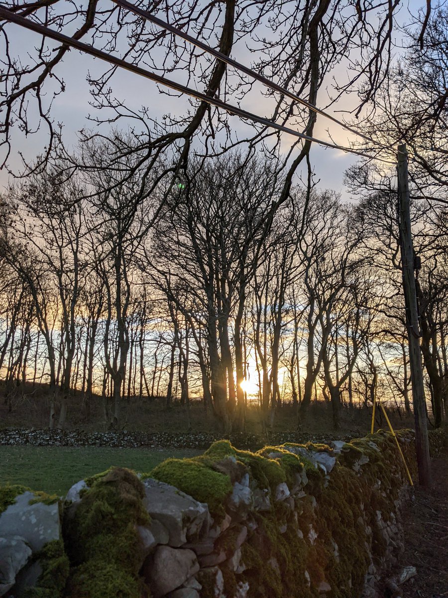helen_varey's tweet photo. Sun going down. Sun coming up. What a beautiful day! #vanlife #bongolife #yorkshiredales https://t.co/F7vpQsKhAT