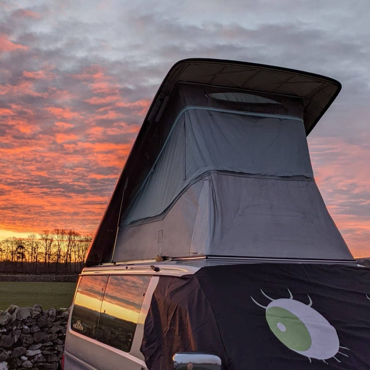 helen_varey's tweet photo. Sun going down. Sun coming up. What a beautiful day! #vanlife #bongolife #yorkshiredales https://t.co/F7vpQsKhAT