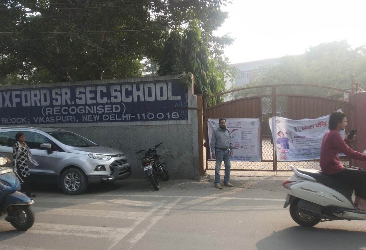 DMSouthWest1's tweet photo. Inspection of Special Camp held on 28.11.2021 by Sh. Dinesh Jha, ERO AC-31 (Vikaspuri) , SW#SSR-2022.
@CeodelhiOffice
#ceodelhioffice #specialcamp #delhi #DEOs #ssr2022 #specialsummaryrevision2022 #camp #awareness #doregister #voterlist https://t.co/H7OWX4kru8