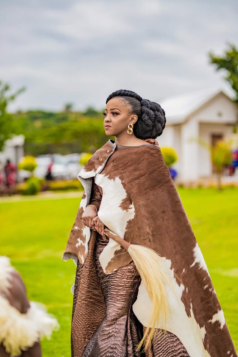 Khule101's tweet photo. What a gorgeous wedding dress🤍🤍🖤.... That white tradition is not working for some of us.
#FamilyMeeting #black  Bushiri Phume https://t.co/O5AVcoOZtv
