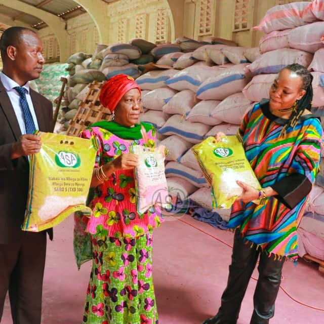 ASA_KILIMO's tweet photo. ASA DAY.

Mtendaji Mkuu wa Wakala wa Mbegu za kilimo ASA Dr Sophia Kashenge kulia akiwa anatoa maelezo ya Mbegu ya Mpunga kwa Mwenyekiti wa Bodi ya Ushauri ASA Dr,Ashura  Kihupi  katikati kushoto ni Mkurugenzi wa Maendeleo ya Mazao kutoka Wizara ya kilimo Nyesebo Nchimagu. https://t.co/LrDhFbXHLe
