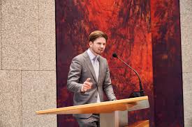 LeenCallender's tweet photo. #Omtzigt vindt regime #Rutte redelijke mensen waarmee te praten valt ondanks wat ze hem misdaan hebben. Voor #vMeijeren zijn het #misdadigers die oa #Grondwet & #Rechstaat hebben verkracht, 1000-den #gezinnen verwoest en gedreven tot zelfmoord en vele coronadoden. #FvD #wnl #SP https://t.co/EUUpmCYBoC