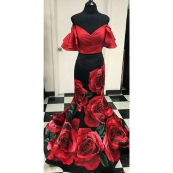 allybwilkinson's tweet photo. So good I had to share! Check out all the items I'm loving on @Poshmarkapp #poshmark #fashion #style #shopmycloset #sherrihill: https://t.co/RD55YOofGQ https://t.co/LhJuxKXGWh