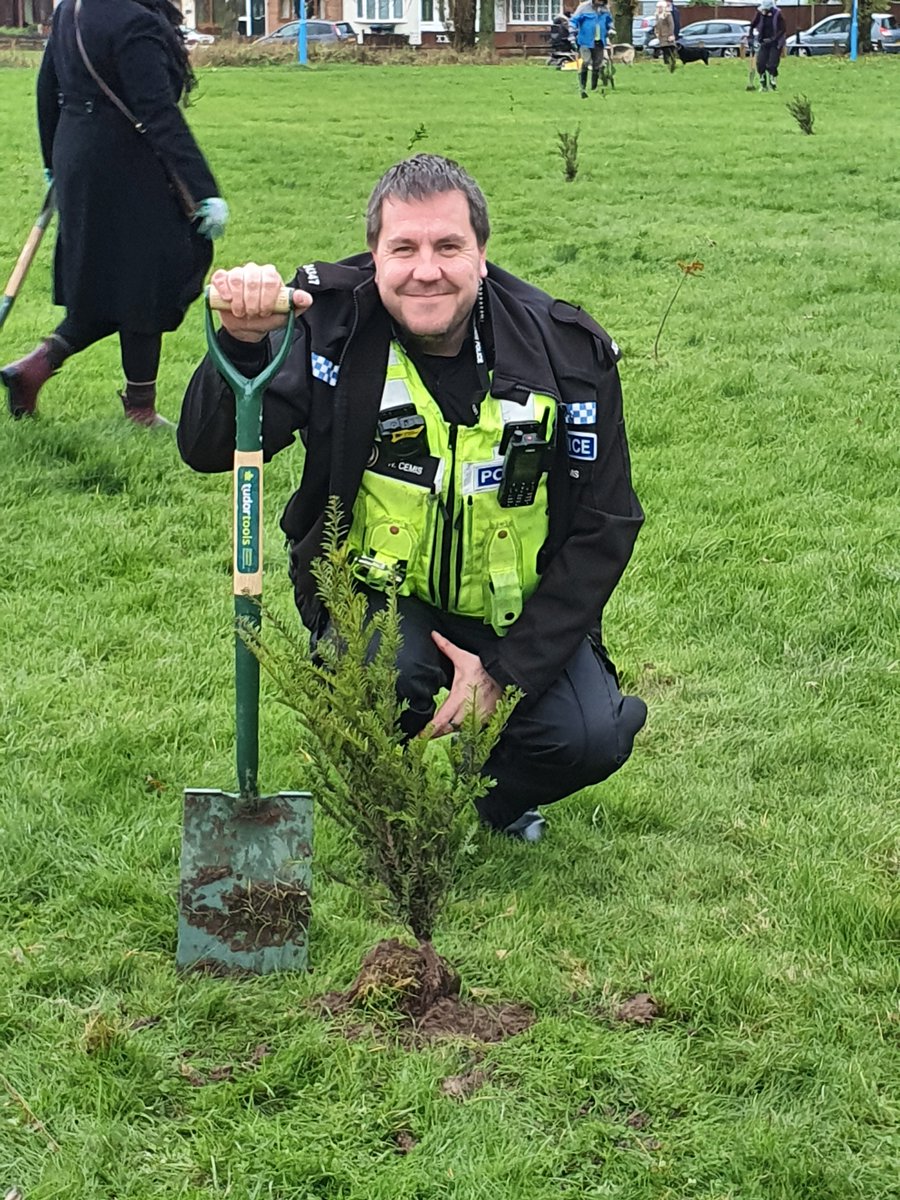 LongfordWMP's tweet photo. Yesterday, PC 24347 & PC 24554 attended #LongfordWoods and assisted in planting some new trees in the community!
#CommunityEngagement #DiggingIt
-WVC https://t.co/f98SdaJx3o