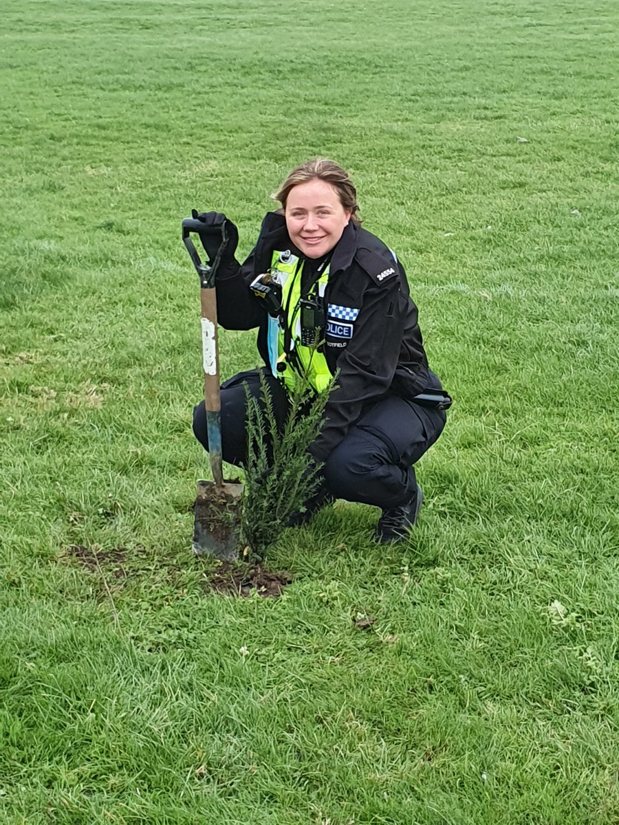 LongfordWMP's tweet photo. Yesterday, PC 24347 & PC 24554 attended #LongfordWoods and assisted in planting some new trees in the community!
#CommunityEngagement #DiggingIt
-WVC https://t.co/f98SdaJx3o
