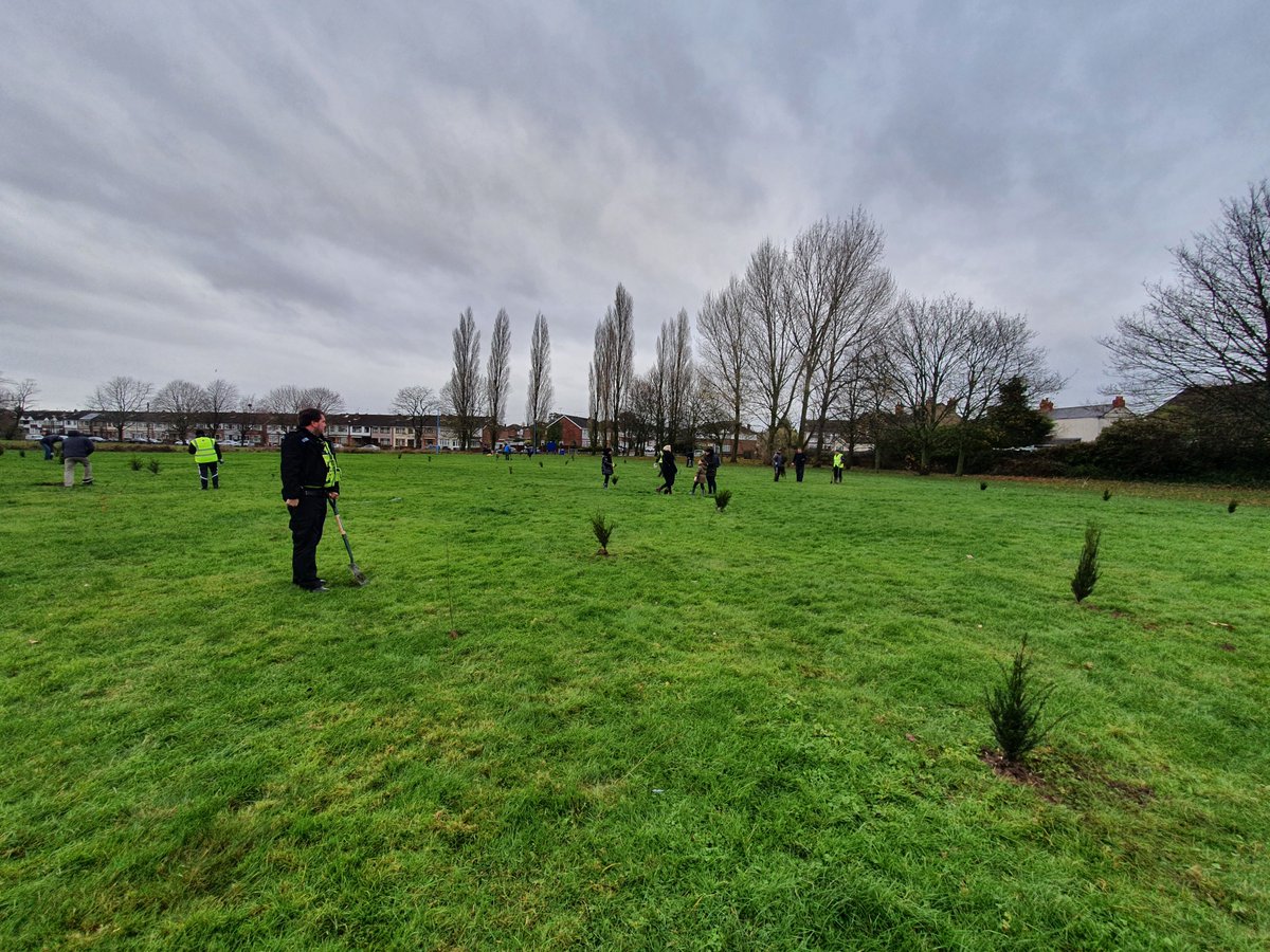 LongfordWMP's tweet photo. Yesterday, PC 24347 & PC 24554 attended #LongfordWoods and assisted in planting some new trees in the community!
#CommunityEngagement #DiggingIt
-WVC https://t.co/f98SdaJx3o