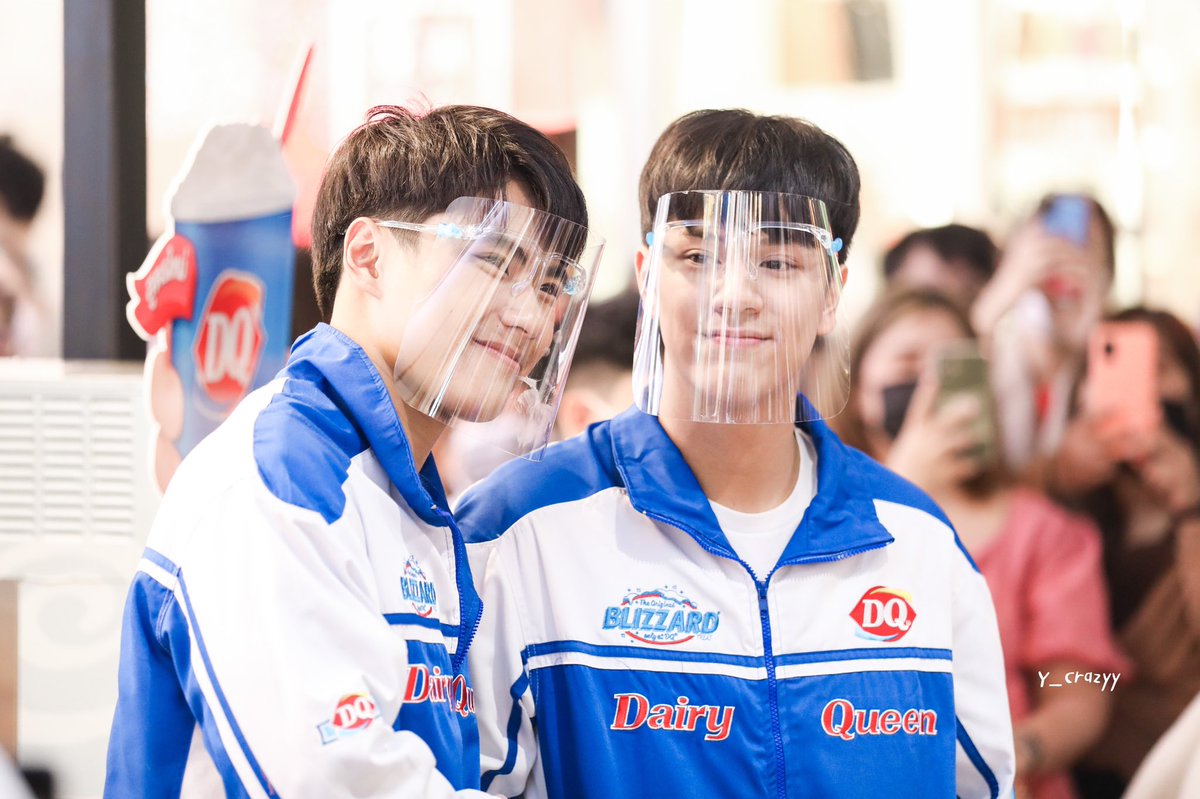y_crazyY_'s tweet photo. หวานกว่าไอติม ก็รอยยิ้มที่เธอส่งมานี่ล่ะ
😍😍
#หวานน้อยครับเพื่อน #โอมนน #OhmNanon #DairyQueenTH #nanon_korapat #ohmpawatt https://t.co/rtuQ31HHaC