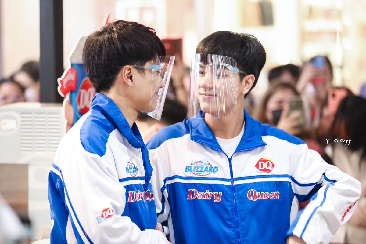 y_crazyY_'s tweet photo. หวานกว่าไอติม ก็รอยยิ้มที่เธอส่งมานี่ล่ะ
😍😍
#หวานน้อยครับเพื่อน #โอมนน #OhmNanon #DairyQueenTH #nanon_korapat #ohmpawatt https://t.co/rtuQ31HHaC