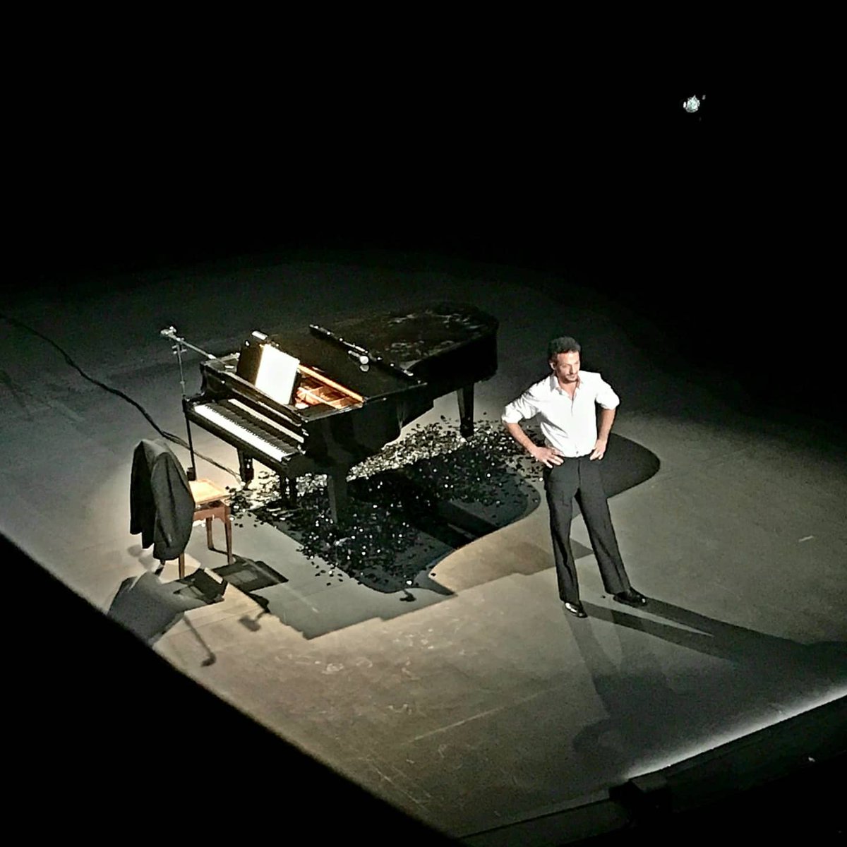 LeRefuge_Angers's tweet photo. Hier soir, c'était "soir de gala" pour les jeunes de la délégation qui ont pu applaudir Vincent Dedienne dans son dernier spectacle. Un immense merci au @FestivaldAnjou pour cette magnifique soirée dans le superbe cadre du Grand Théâtre d'Angers. 🎭🎫🙏 https://t.co/QPn7ybpXEx