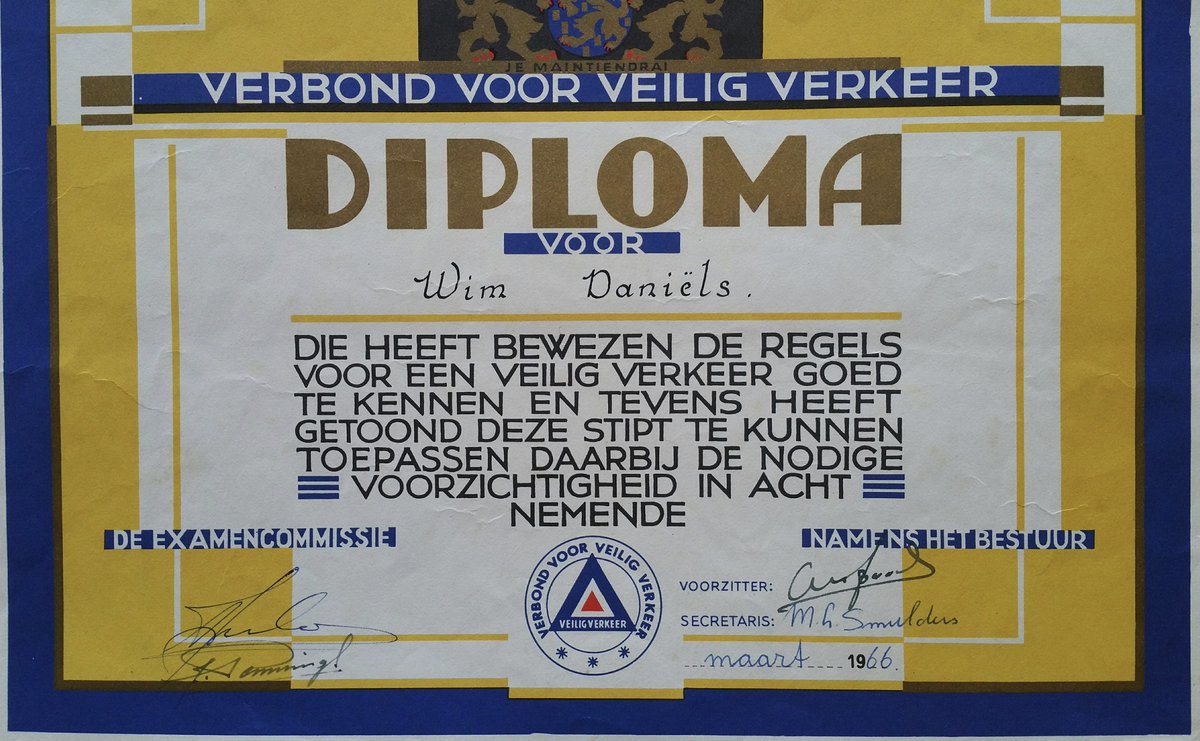 wimdaniels's tweet photo. Dus ik snap niet waarom die automobilist gisteren zo boos naar me  toeterde toen ik al fietsend - nadat ik eerst naar links had gekeken, naar rechts en nog een keer naar links (hoe stipt kun je zijn) - de straat overstak. https://t.co/Op1P3ebyD9
