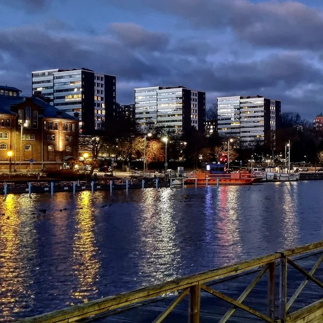 Love_Turku's tweet photo. Posted @withregram • @madamimosa #jokiranta #aurajoki #föri #marraskuunilta #heijastukset
#sunsettime #sunsetcolours #novemberevening #riverside #myturku #loveturku #thisisturku https://t.co/MFNWkyTWr5